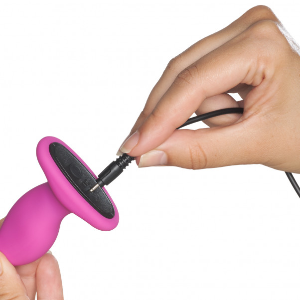 Nexus G-Play+ Keskikokoinen Pinkki Anaalivibraattori Kuva tuotteesta kädessä 50